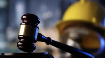 ما هي مدد الإجازات السنوية والعارضة التي يضمنها قانون العمل للموظفين؟